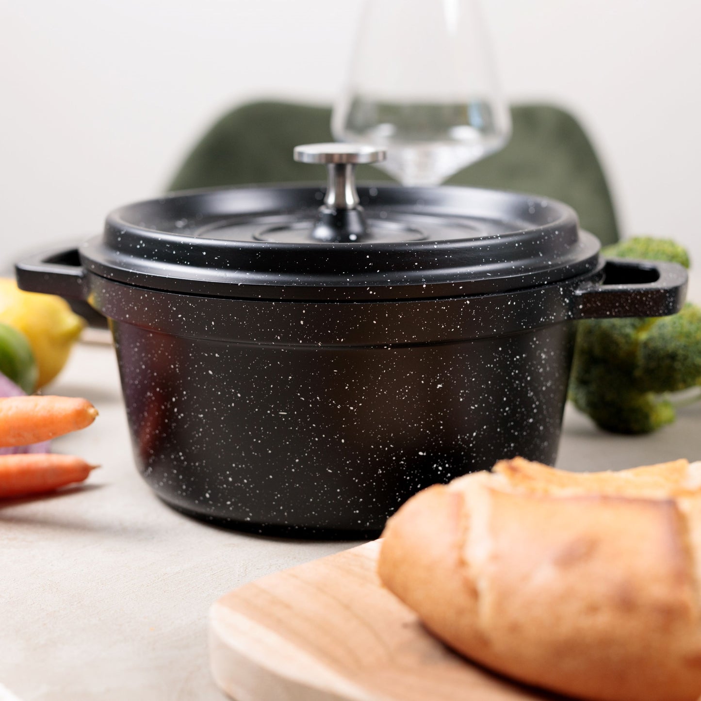 KAMBERG® ROUND CAST ALUMINUM COCOTTE 28 CM BLACK