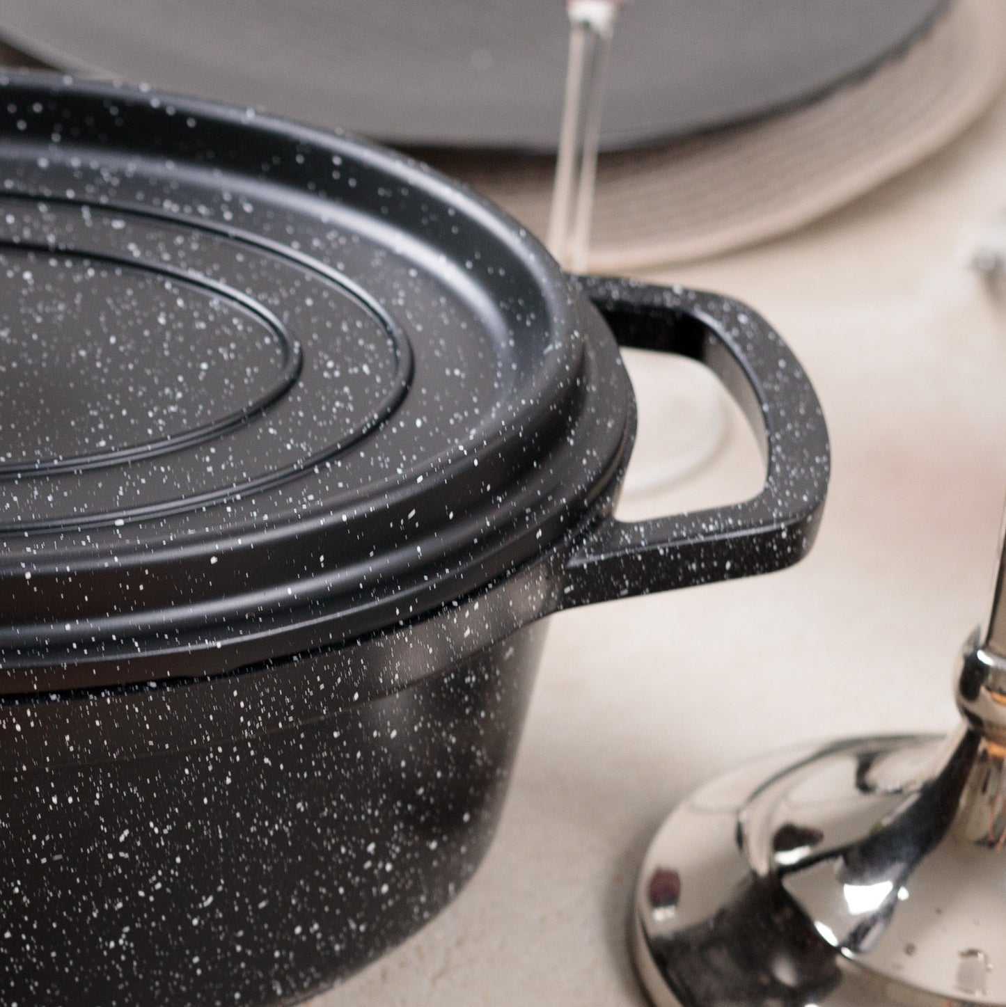 KAMBERG® CAST ALUMINUM OVAL 30 CM BLACK COCOTTE