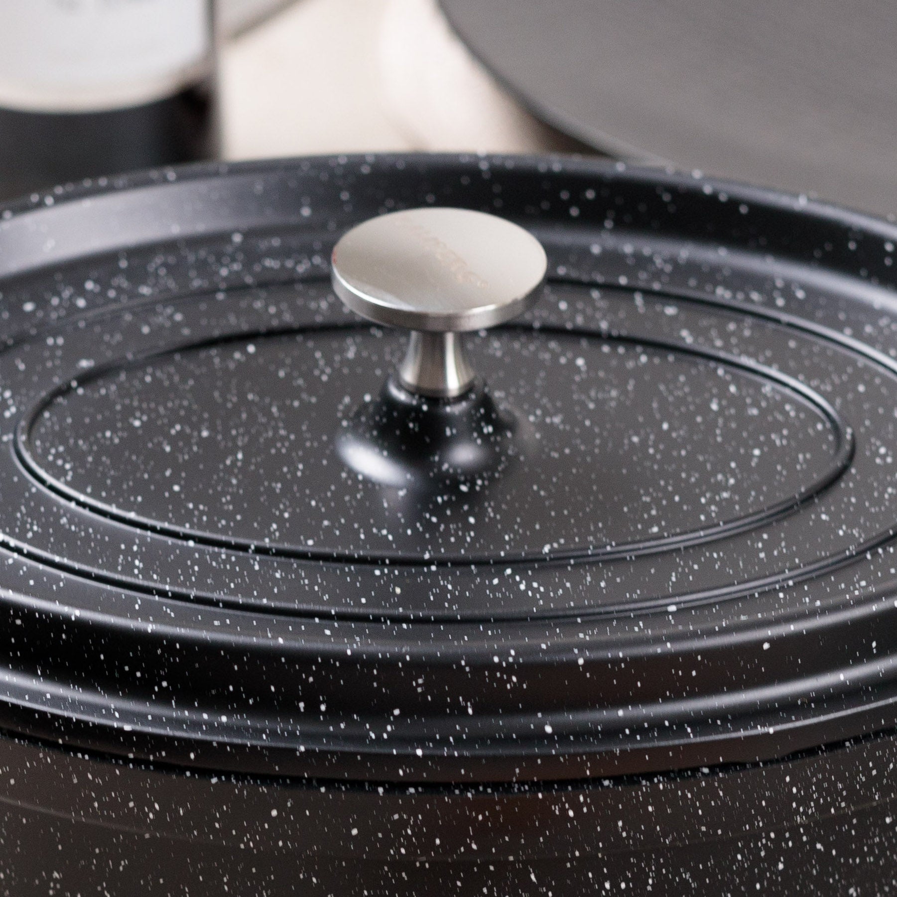 Cocotte légère ovale en fonte d'aluminium 32 cm 6,5 L coloris noir